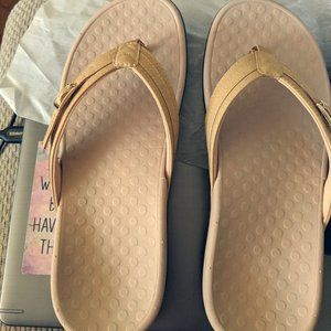 Vionic Tidy Patty Size 8